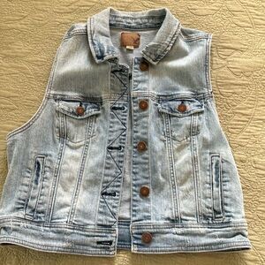 American Eagle Outfitters cropped denim vest, light wash, size L